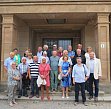 Eine Gruppe ehemaliger Chemiestudenten vor ihrem ehemaligen Studienort. Foto: Tordis Hubert